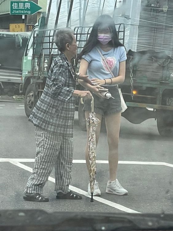 女子拉起奶奶的手，主動上前協助。翻攝自爆廢公社