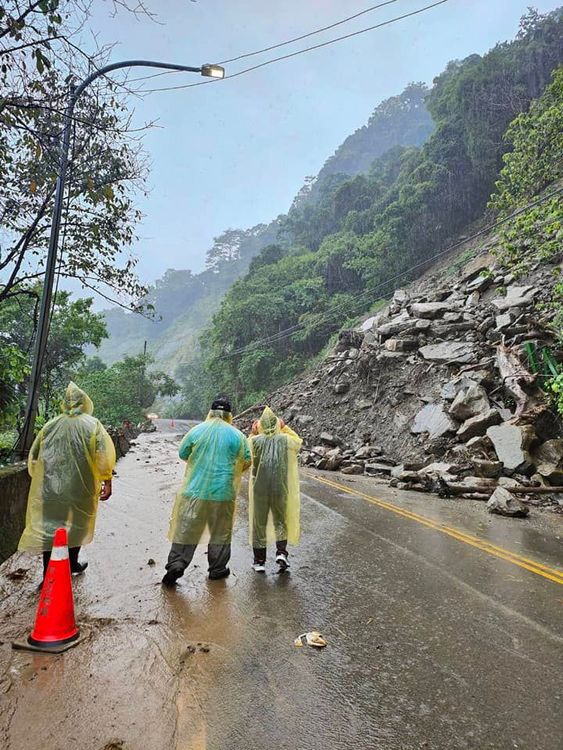 民代到場勘災。翻攝楊文昌臉書