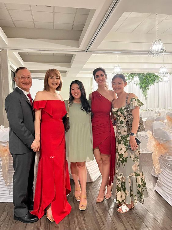 崔麗心身材高挑，合照中格外亮眼。引自崔麗心臉書