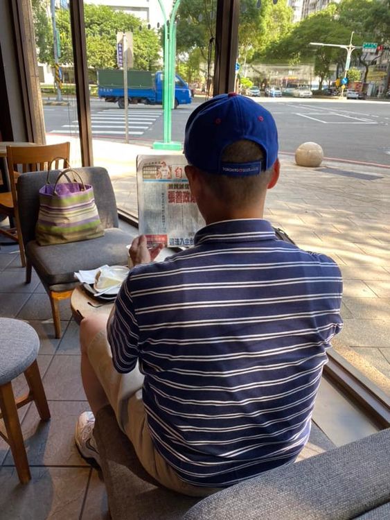 他說自己在台灣的星巴克喝咖啡。引自翁達瑞臉書