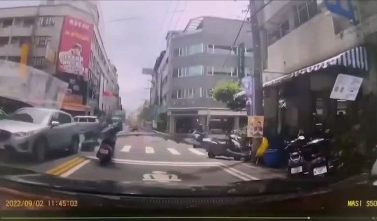 婦人被砸中的瞬間。翻攝臉書《彰化人大小事》