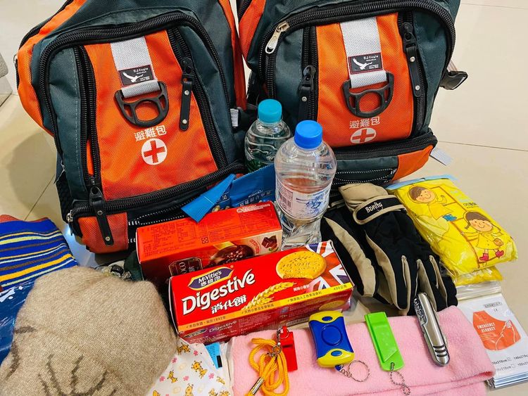 教育專家提醒家家戶戶要備妥地震避難包，準備救命物品，包括餅乾、堅果、礦泉水、手套、雨衣、瑞士刀、口哨、OK蹦、手電筒、毛帽、毛巾等等急難備品。翻攝《王宏哲》臉書
