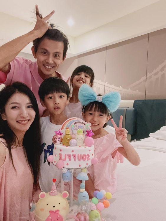 阿翔（陳秉立）和妻子Grace婚後育有2女1子。翻攝《Out Of Control 媽咪Grace》的粉絲頁