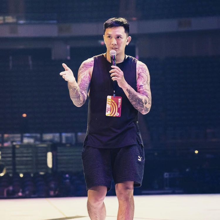 黃育仁捨棄金融業破百萬年薪，轉往格鬥職業選手發展。翻攝黃育仁臉書