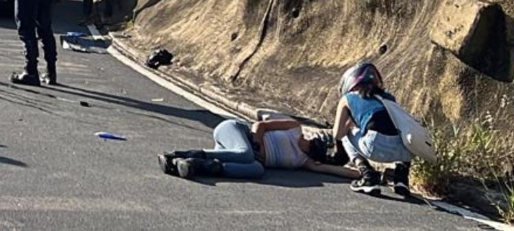 女騎士倒在地上無法動彈。翻攝自臉書「爆廢公社二館」