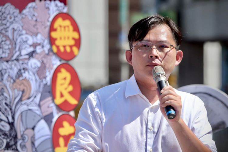 黃國昌今天（28日）開記者會爆料蔡適應炒地弊案。林林攝
