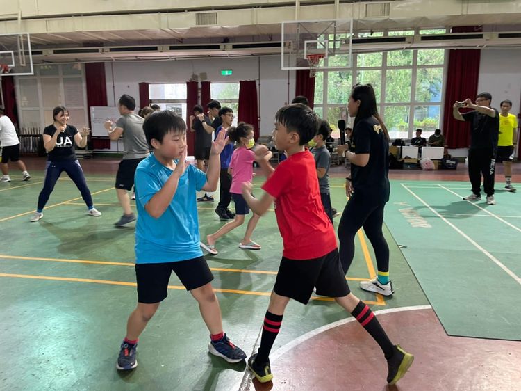 小朋友練拳擊，架勢有模有樣。屏東縣拳擊委員會提供
