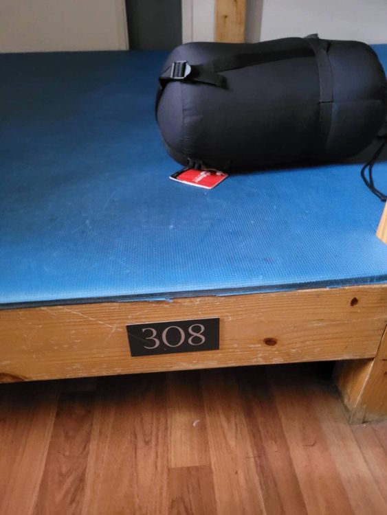 女團員睡在306位置，疑似遭到隔壁308床的男子襲胸。翻攝臉書《登山借問站》