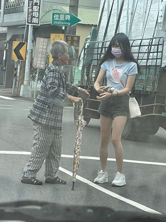 長腿妹主動詢問奶奶是否要幫助。翻攝自爆廢公社