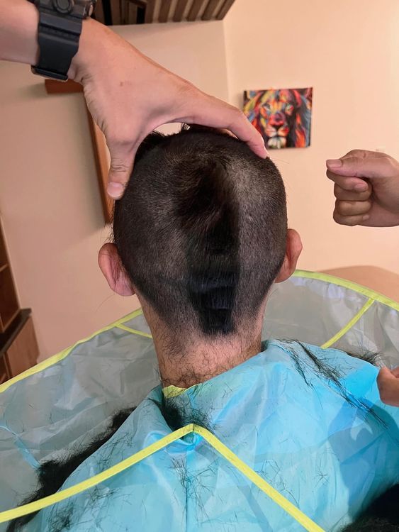 蔡承翰頭髮被嚕成高速公路頭。翻攝白家綺臉書