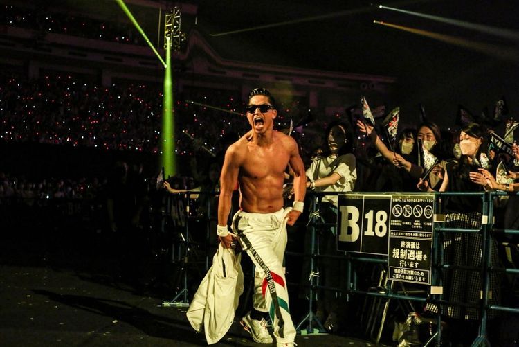 AKIRA在演唱會中脫衣秀肌肉。翻攝 AKIRA IG