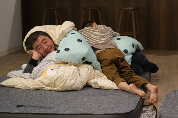 陳時中日前曬出除夕與孫子互動的畫面。翻攝陳時中臉書