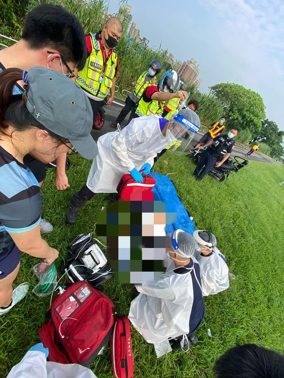 見路跑者OHCA「從死神上上搶救生命」，網讚：遇到活菩薩！。翻攝《爆料公社》社團