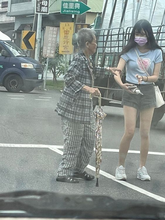 長腿妹超暖行為全被拍下。翻攝自爆廢公社