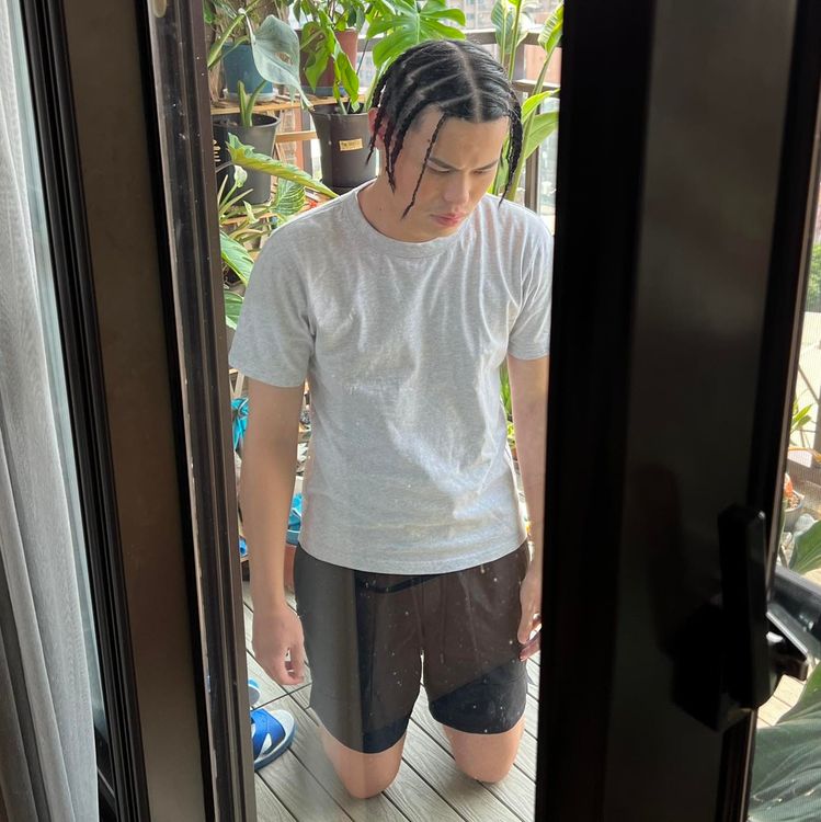 他今天曬出自己雙膝跪地照，網友笑翻。引自聖結石臉書