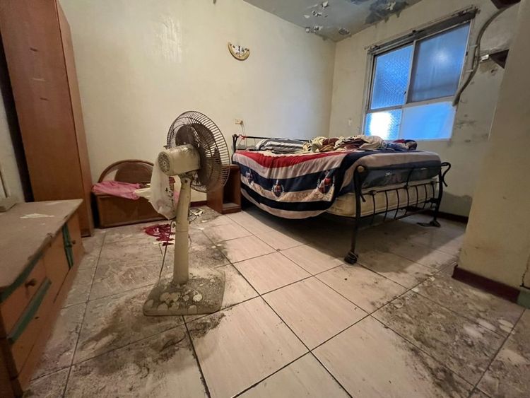 臥室的白色電風扇也被灰塵染黑。翻攝臉書社團《高雄買屋,高雄房地產,推薦買屋達人,高雄新成屋,預售屋 》