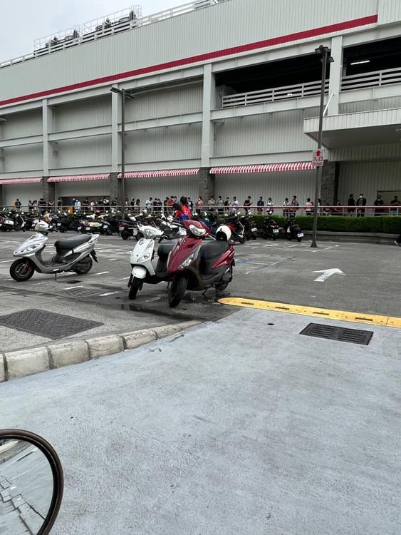 好市多還沒開門就已出現排隊人潮。翻攝自Costco好市多 商品經驗老實說臉書