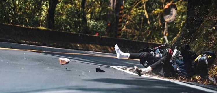 騎士自摔。翻攝「重機車友 ❘ 各區路況天氣、資訊分享中心」