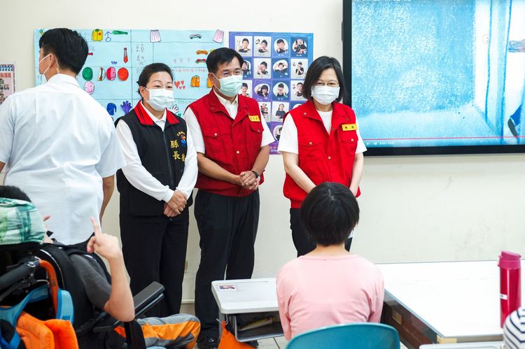 教育部長潘文忠（右2）激動回應並沒有通知傅崐萁要去哪邊勘災。引自潘文忠臉書