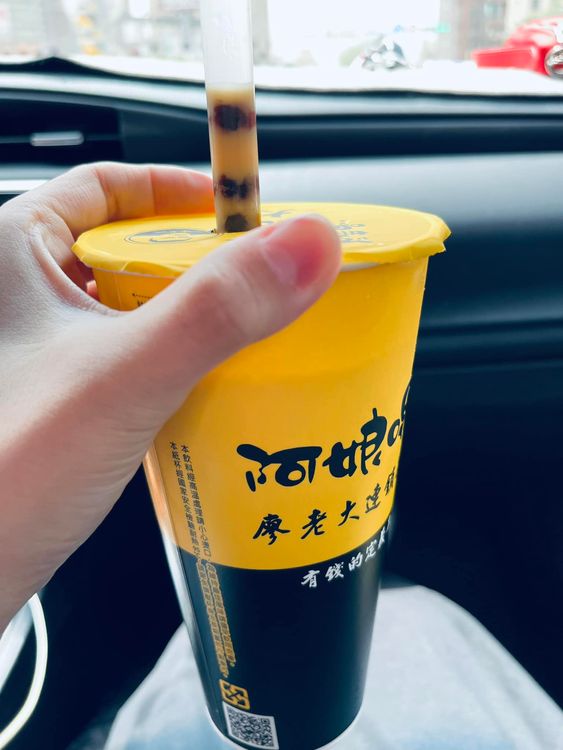 E奶書法女神趙心姸喝廖老大飲料，點冰淇淋紅茶來「加熱紅茶」。翻攝自趙心姸臉書