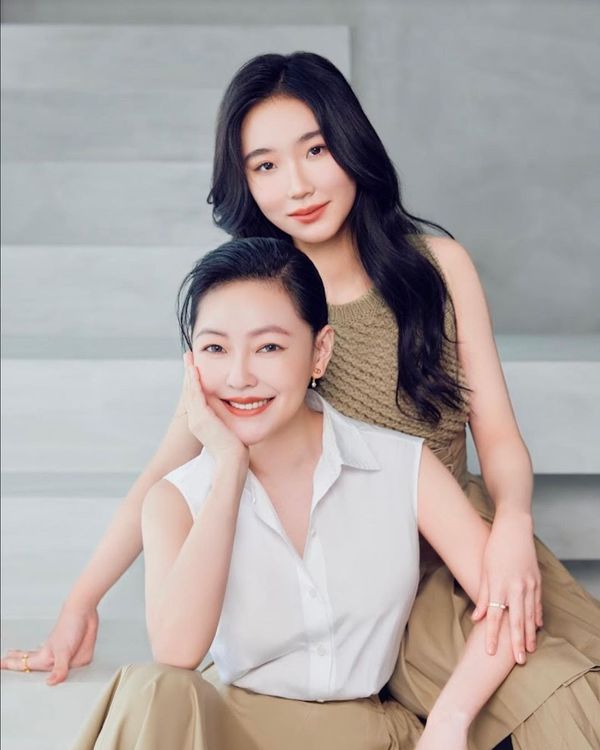 這張母女合照，讓小S（前）被讚像姊姊帶妹妹。翻攝lilyhsuuuu IG