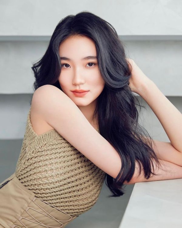 Lily頂著浪漫波浪捲長髮入鏡，被讚有大S的仙氣。翻攝lilyhsuuuu IG