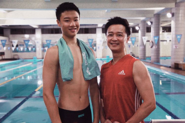 何柏廷（左）比爸爸何豪傑高大。翻攝何豪傑臉書