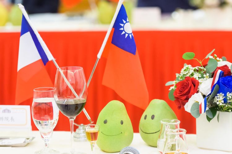 游錫堃和訪賓分享台灣柚子的美味。取自游錫堃臉書