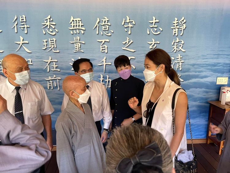 賈永婕昨走訪慈濟。翻攝賈永婕臉書