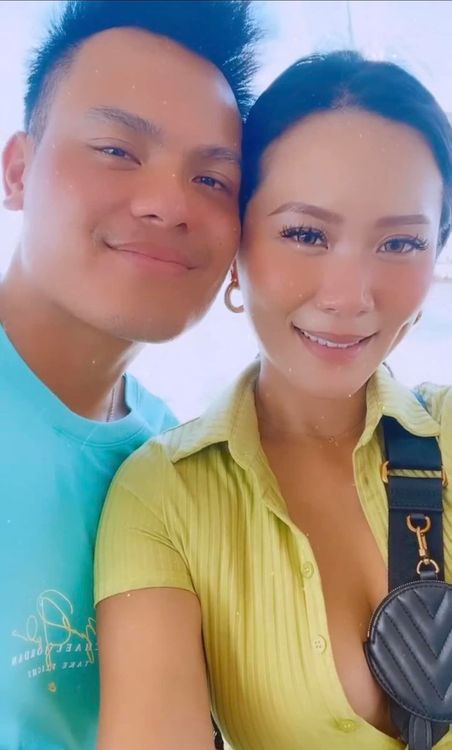 張育成在臉書PO出和老婆合照。   翻攝張育成臉書