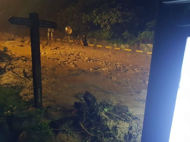 陽金公路「泥流滾滾」畫面曝光！居民疾呼：淹水嚴重，不要再上陽明山。翻攝《莊德明》臉書