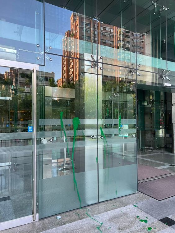 楊植斗到NCC潑漆。翻攝楊植斗臉書