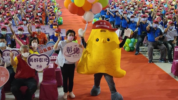 彰化縣吉祥物實體化的造型被網友笑「醜出新高度。facebook/彰化縣政府社會處」