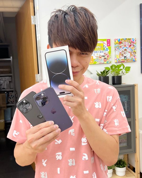 蔡阿嘎秀新手機。翻攝蔡阿嘎臉書