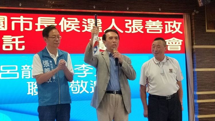 陳學聖（中）今踢爆故宮南院無人機標案，3年來都由同一廠商限制性得標。引自陳學聖臉書