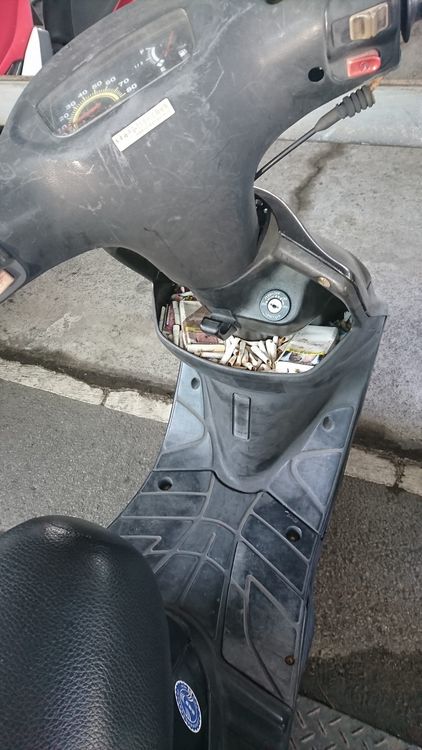 但不少網友讚他想必是不願意亂丟菸屁股，才把自己機車置物籃當成行動菸灰缸，不亂丟菸蒂，是好公民。引自【爆廢公社二館】