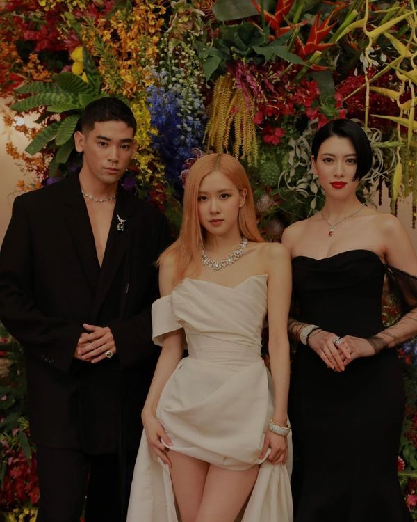 三吉彩花（右）和Rosé（中）同框絲毫不遜色。翻攝miyoshi.aa IG