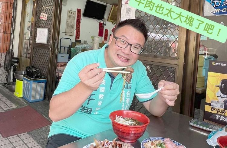 簡千翔認為看板剛好掛在一起，是南投最美麗的風景。翻攝簡千翔臉書