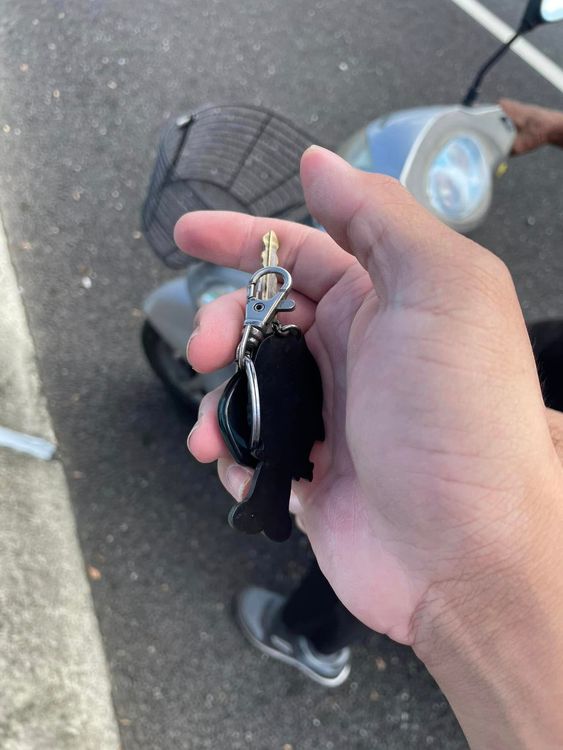 男子擔心阿伯想把車騎走，將阿伯的鑰匙取下。翻攝自爆料公社