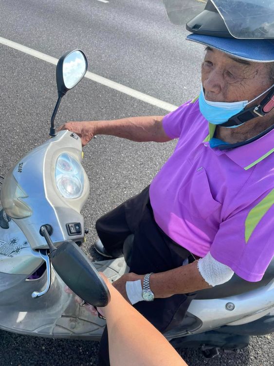 阿伯一度想逆向，男子趕緊把人攔下。翻攝自爆料公社