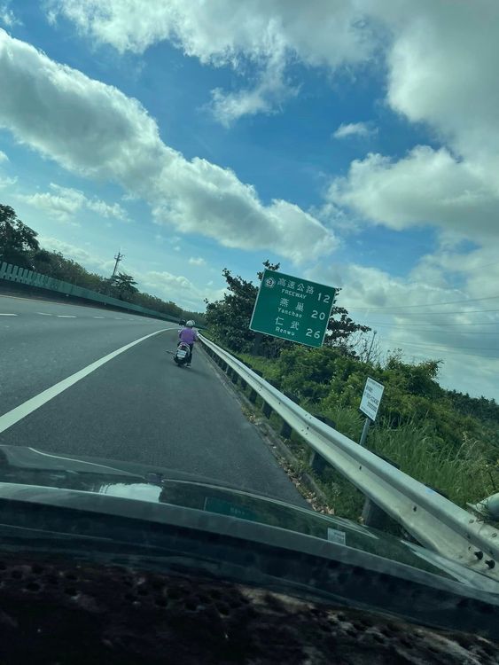 阿伯騎機車誤入國道。翻攝自爆料公社