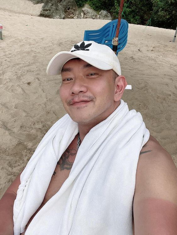 江俊翰在墾丁海邊享受陽光沙灘。翻攝江俊翰臉書