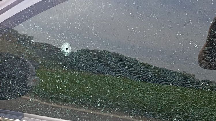 鋼珠彈射穿駕駛座車窗。民眾提供