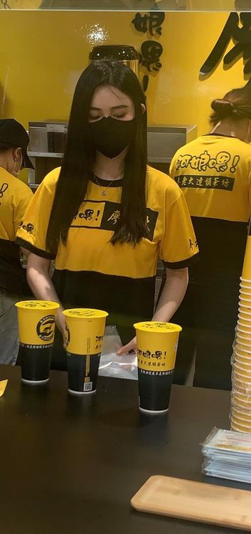 廖老大飲料店正妹。翻攝自爆廢公社公開版
