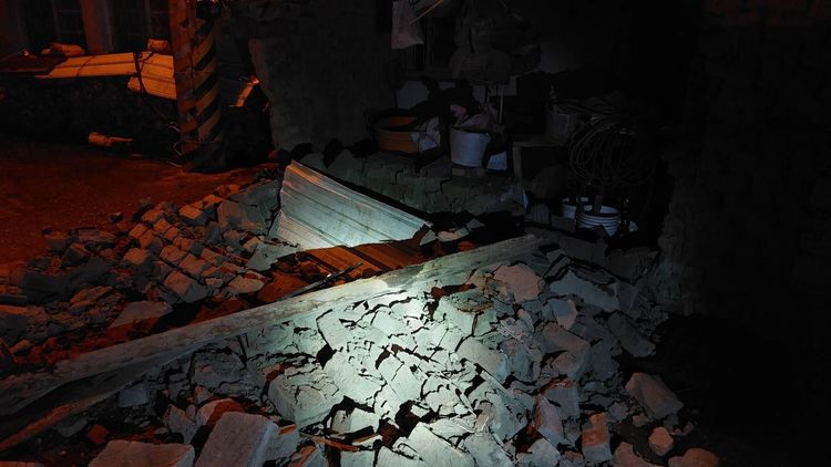 花蓮富里鄉70年老房磚牆倒塌。民眾提供