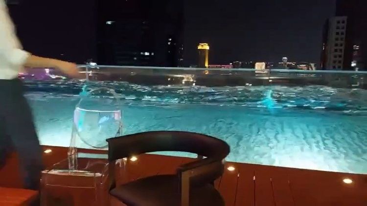 承億旅店頂樓泳池水猛烈搖晃。臉書「高雄點 Kaohsiung」