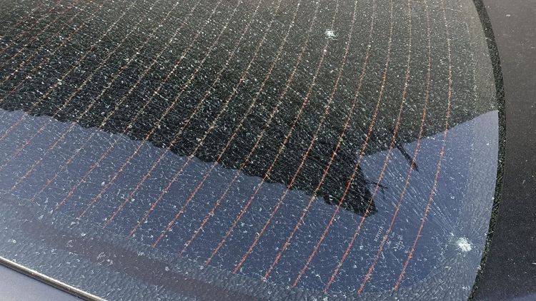 另一輛車的後擋風玻璃出現2彈孔。民眾提供