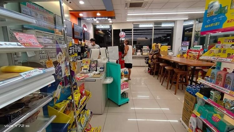 超商驚見火雲邪神。翻攝「爆廢公社公開版」