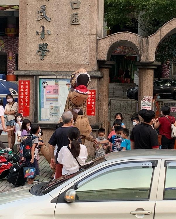 真「恐龍家長」出沒，讓小孩臉上多了笑容。翻攝自林口大家庭臉書