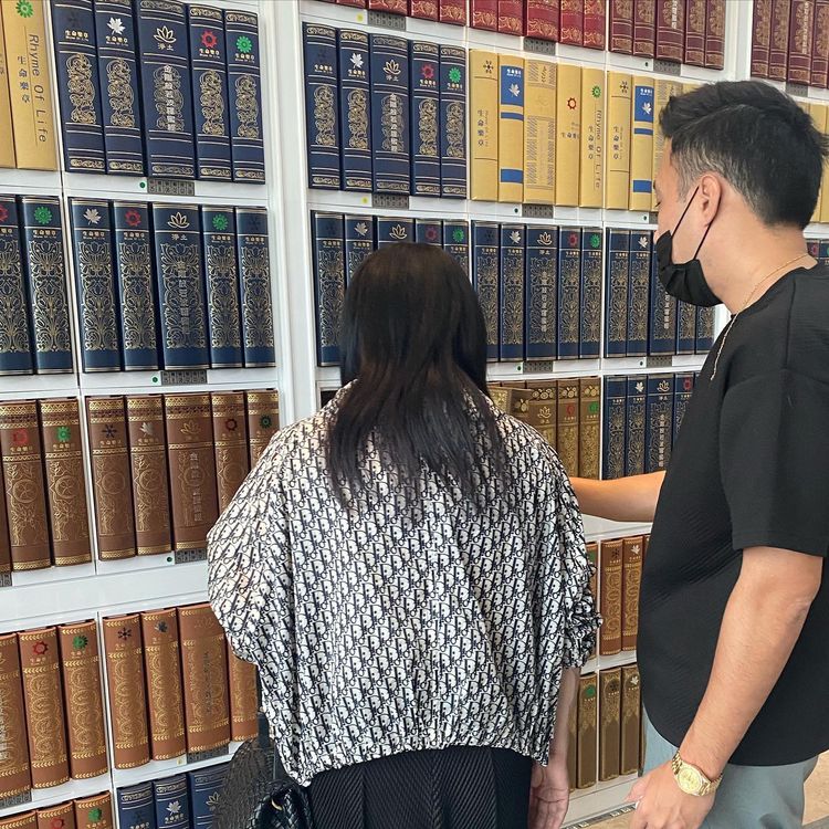 光看李亞萍的背影都能感受到她喪女哀痛。引自 余祥銓臉書